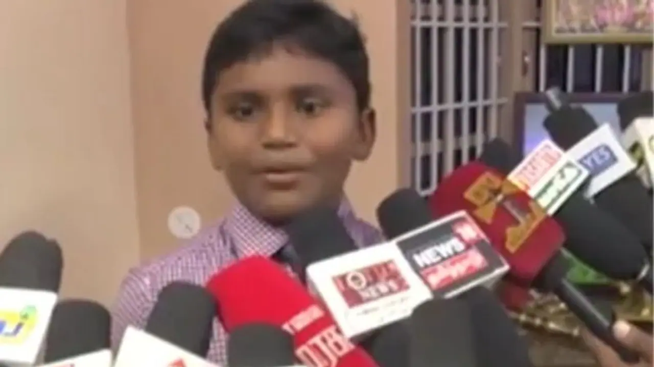 நான்கு வருடமாக சேமித்த பணத்தை புயல் நிவாரண நிதியாக கொடுத்த 8வகுப்பு படிக்கும் மாணவன்! குவியும் வாழ்த்துக்கள் நான்கு வருடமாக சேமித்த பணத்தை புயல் நிவாரண நிதியாக கொடுத்த 8வகுப்பு படிக்கும் மாணவன்! குவியும் வாழ்த்துக்கள்