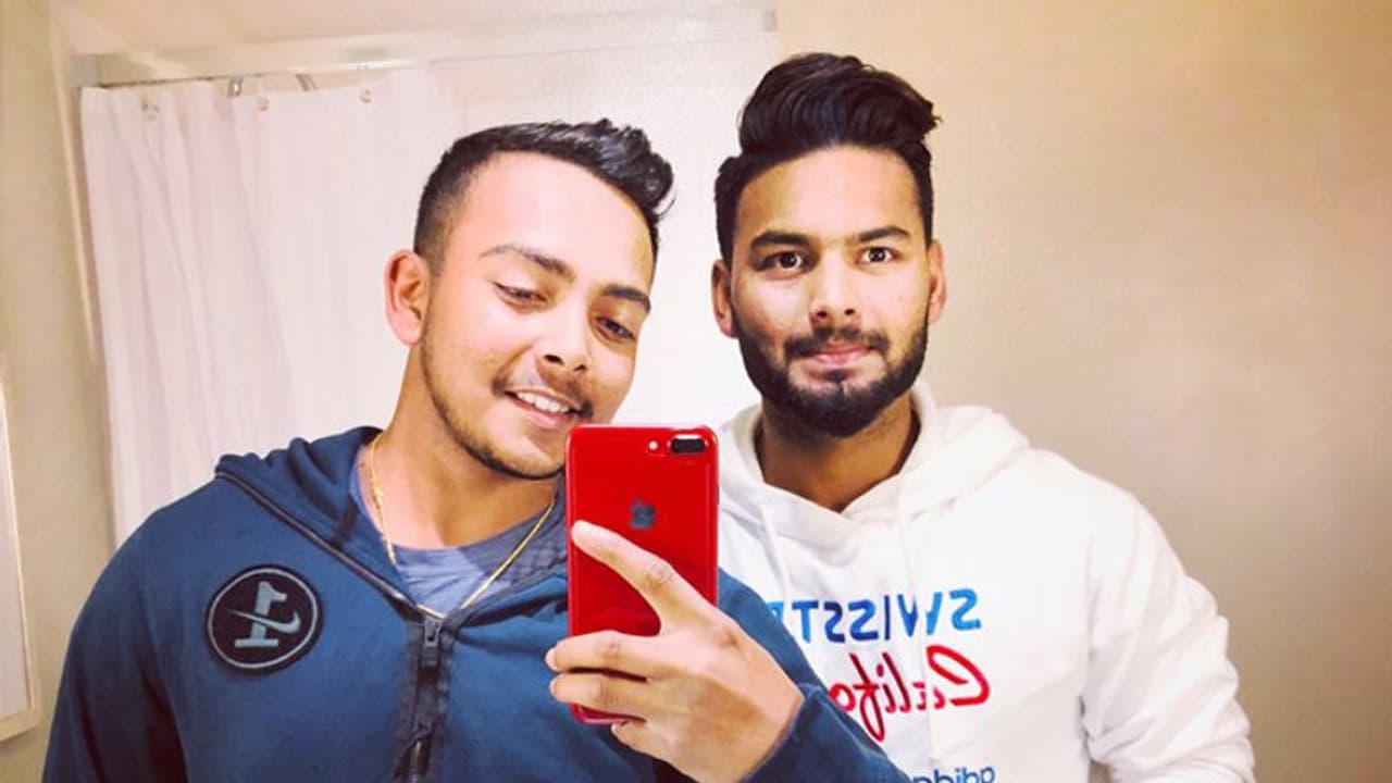 പൃഥ്വിക്കൊപ്പം സെല്ഫി; റിഷഭ് പന്തിനുനേരെ സമൂഹമാധ്യമങ്ങളില് ആക്രമണം പൃഥ്വിക്കൊപ്പം സെല്ഫി; റിഷഭ് പന്തിനുനേരെ സമൂഹമാധ്യമങ്ങളില് ആക്രമണം