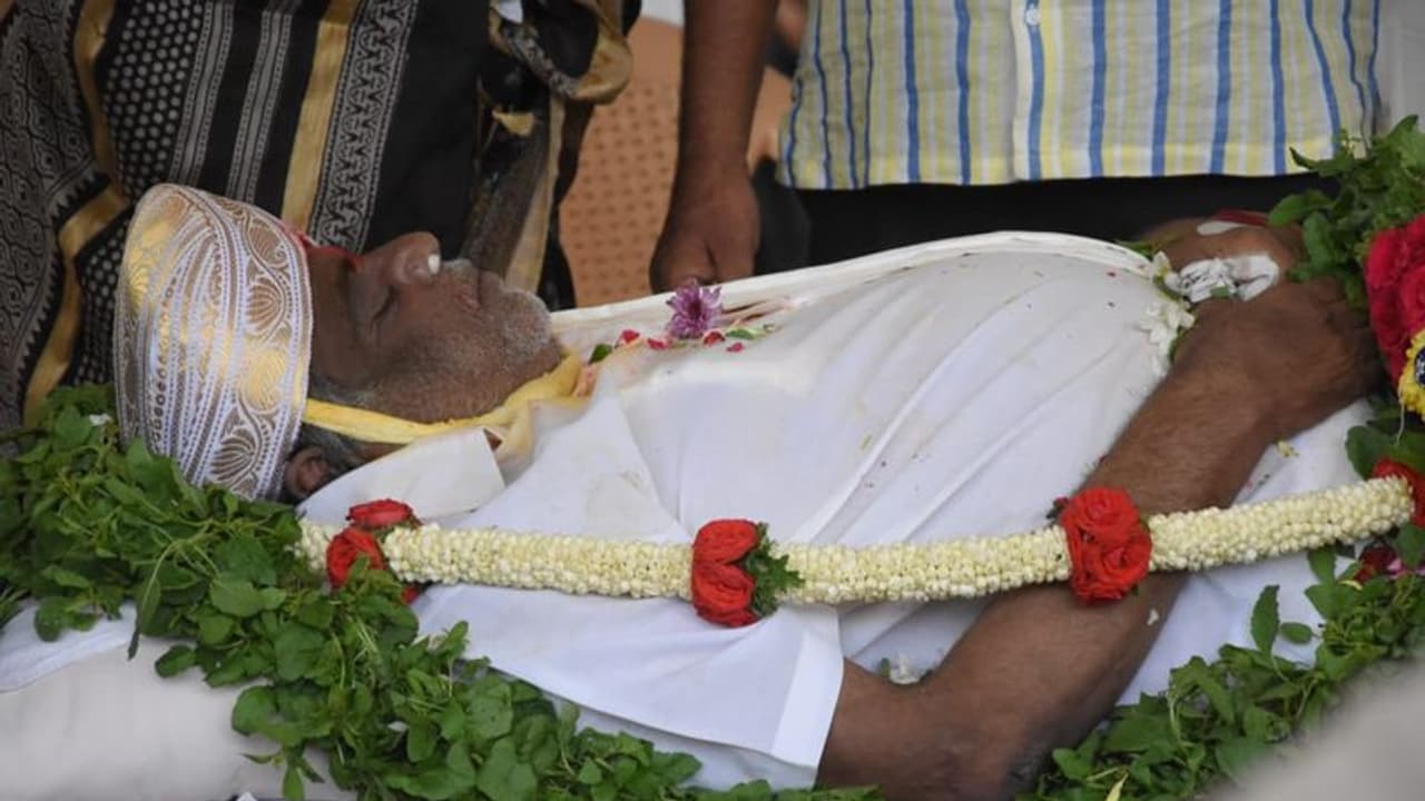 ಅಂಬಿ ಅಂತ್ಯಸಂಸ್ಕಾರ ಕಂಠೀರವದಲ್ಲಿ ಬೇಡ್ವಂತೆ: ಕೇಳಿ ಈ ವಕೀಲಪ್ಪನ ಅಂತೆ ಕಂತೆ!