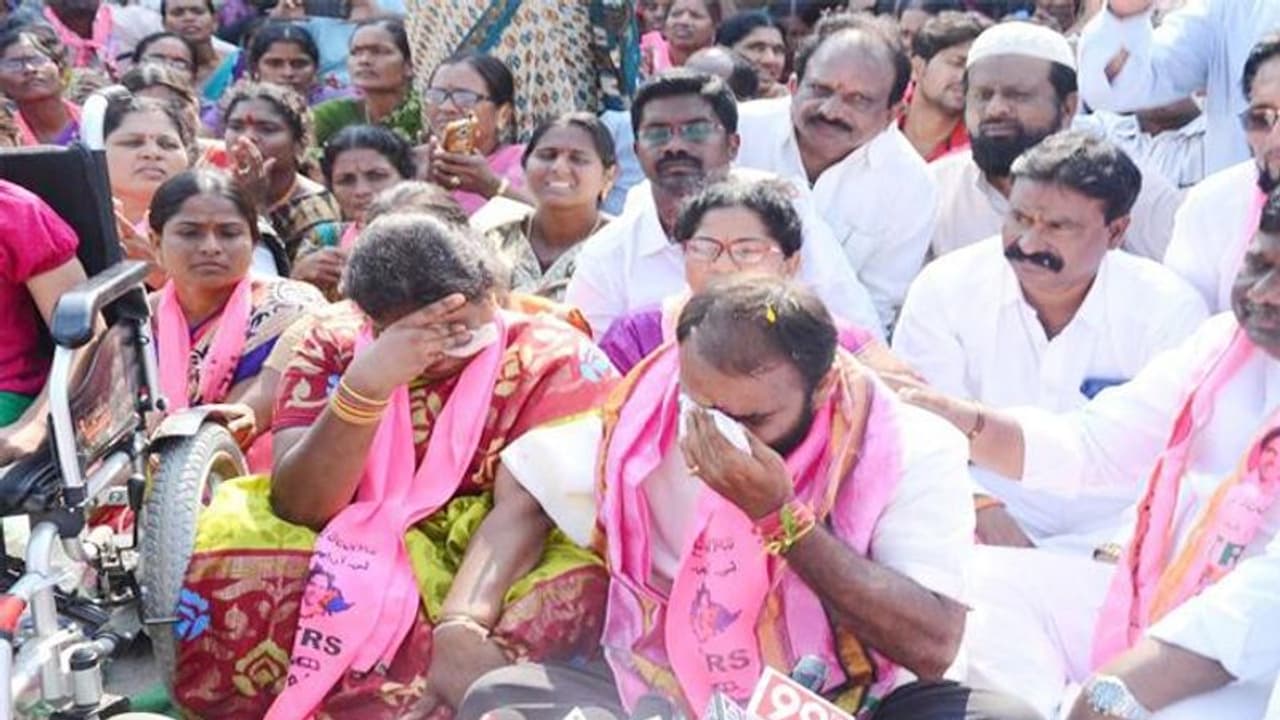 టీఆర్ఎస్ వాహనంపై ప్రత్యర్థుల దాడి... బోరున ఏడ్చేసిన ఎమ్మెల్యే అభ్యర్థి కుటుంబం