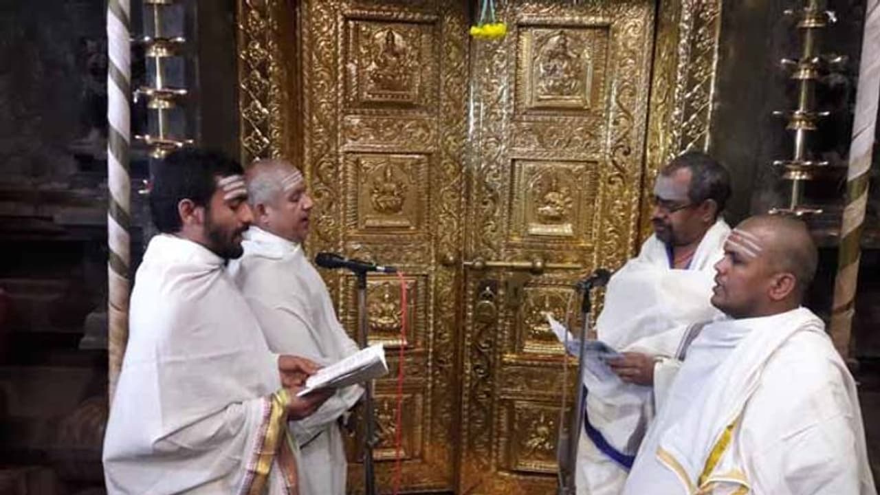 వెంకన్న సుప్రభాతసేవ.. ఇకపై దుర్గమ్మకు కూడా (వీడియో) వెంకన్న సుప్రభాతసేవ.. ఇకపై దుర్గమ్మకు కూడా (వీడియో)