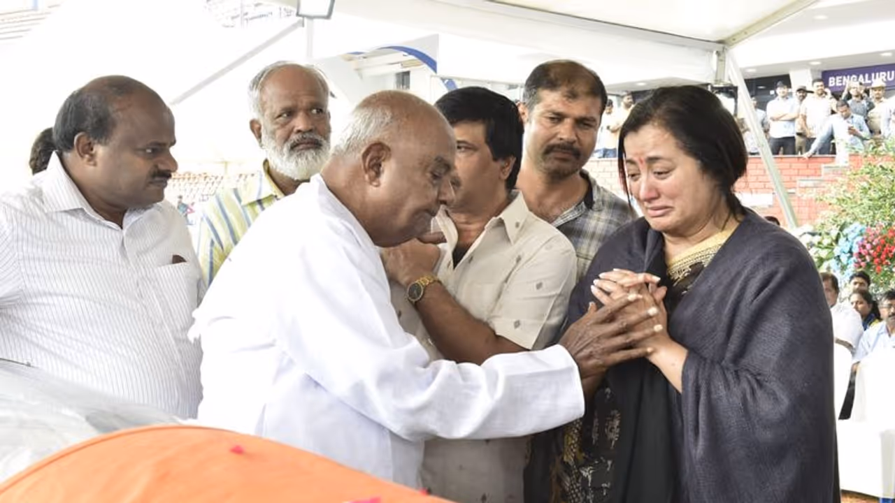 Ambareesh no more: CM Kumaraswamy, former PM Deve Gowda pay homage to veteran actor Ambareesh no more: CM Kumaraswamy, former PM Deve Gowda pay homage to veteran actor