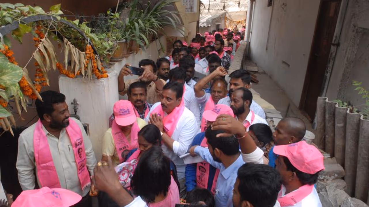 #Semifinals18: Congress workers attack TRS campaign vehicle in Nalgonda