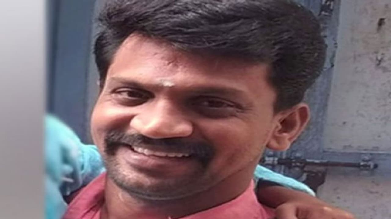 அதிகாலையில் வீடு புகுந்து துணி வியாபாரி வெட்டிக் கொலை... அதிகாலையில் வீடு புகுந்து துணி வியாபாரி வெட்டிக் கொலை...