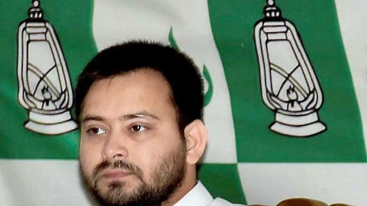 बिना बुलाए कैंडल मार्च में शामिल हुए तेजस्वी तो महिलाओं ने क्या किया