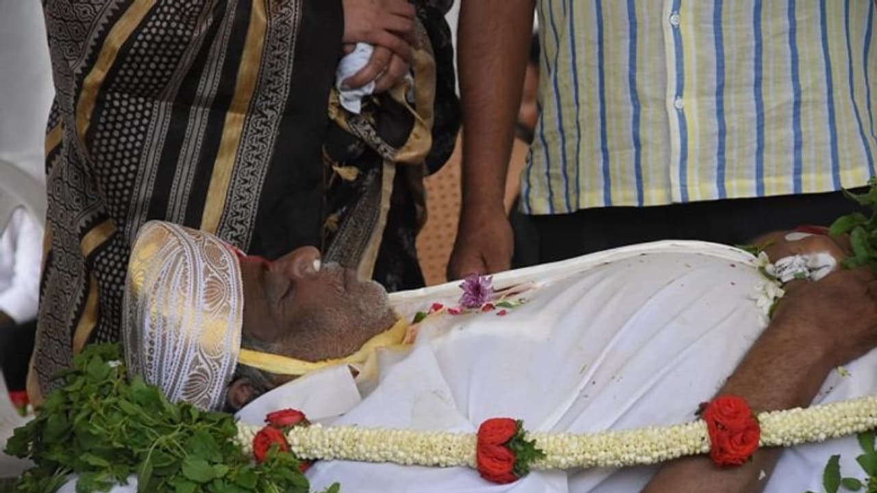 ಅಂಬರೀಶ್ ಅಂತ್ಯಕ್ರಿಯೆಗೆ ತಕರಾರು: ವಿವಾದ ಹೈಕೋರ್ಟ್ ಅಂಗಳಕ್ಕೆ ಅಂಬರೀಶ್ ಅಂತ್ಯಕ್ರಿಯೆಗೆ ತಕರಾರು: ವಿವಾದ ಹೈಕೋರ್ಟ್ ಅಂಗಳಕ್ಕೆ