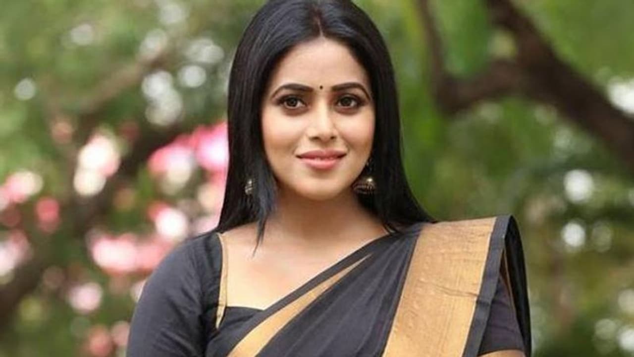 అబ్బాయిలు మాట్లాడట్లేదు.. మీటూ పై హీరోయిన్ కామెంట్! అబ్బాయిలు మాట్లాడట్లేదు.. మీటూ పై హీరోయిన్ కామెంట్!