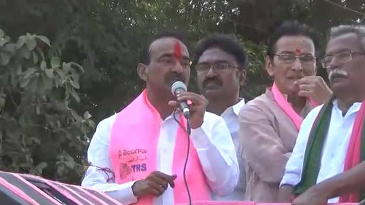 ఈటల రాజేందర్ కార్యాలయం వద్ద కరపత్రాల కలకలం: ఆస్తులపై విచారణకు డిమాండ్ ఈటల రాజేందర్ కార్యాలయం వద్ద కరపత్రాల కలకలం: ఆస్తులపై విచారణకు డిమాండ్