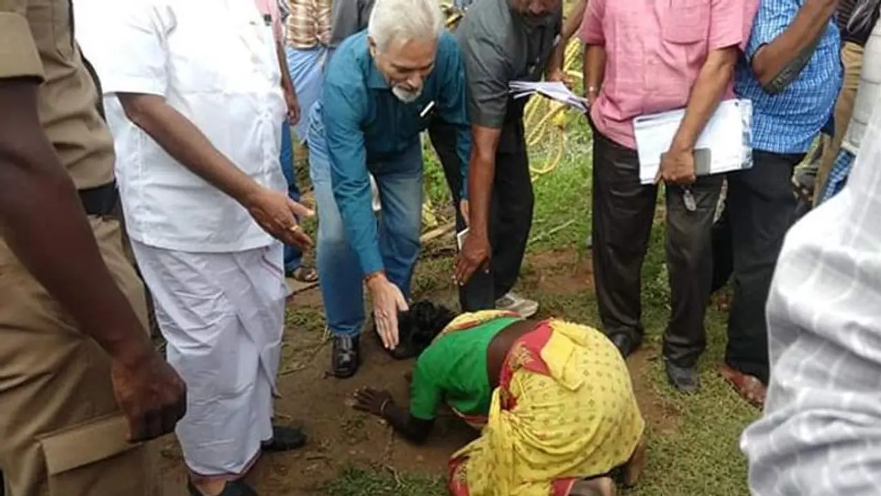 மத்தியக்குழு அதிகாரிகளின் காலில் விழுந்து கதறிய தென்னை விவசாயிகள்!!!