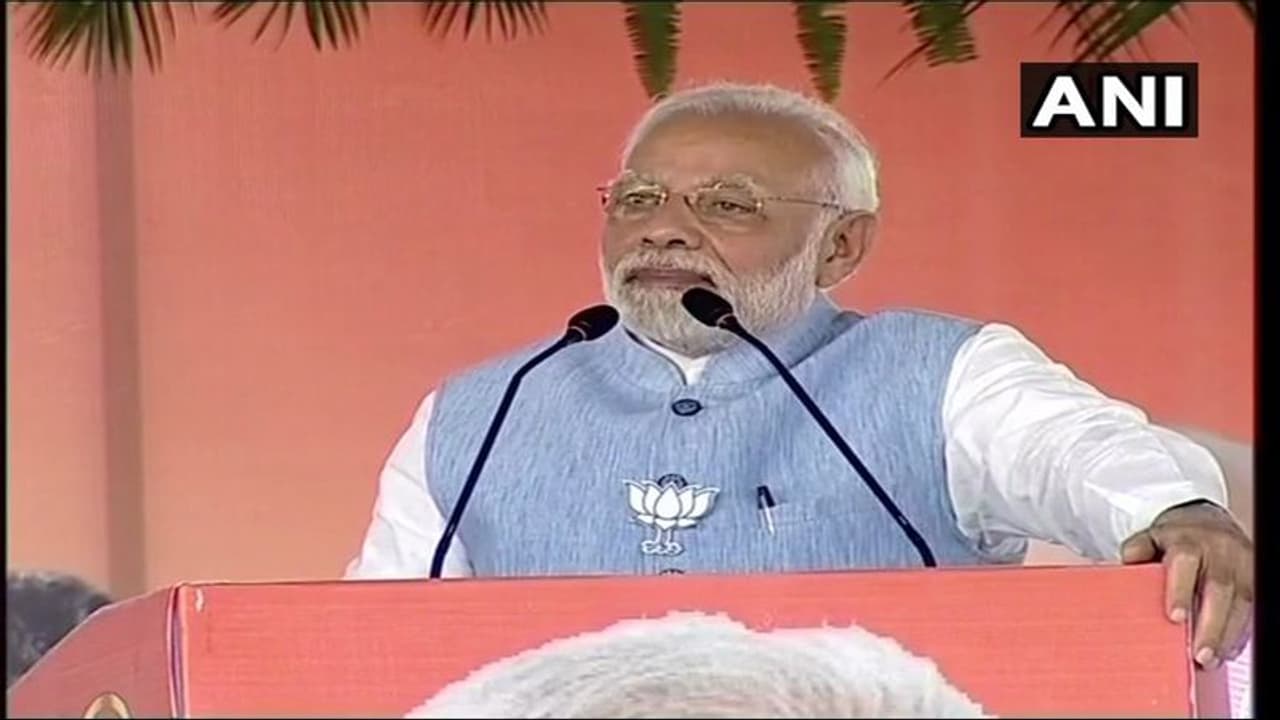 నిజామాబాద్ చేరుకున్న ప్రధాని మోడీ నిజామాబాద్ చేరుకున్న ప్రధాని మోడీ