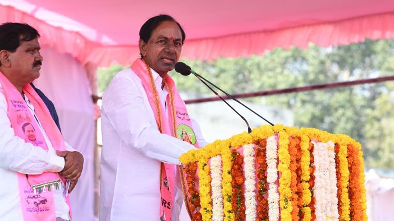 యువకుడి ప్రశ్నతో షాక్: నోరు మూసుకో అంటూ తిట్టిన కేసీఆర్ యువకుడి ప్రశ్నతో షాక్: నోరు మూసుకో అంటూ తిట్టిన కేసీఆర్