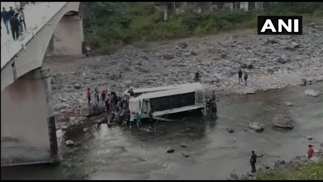 జమ్ముకశ్మీర్ లో ఘోర రోడ్డు ప్రమాదం...ఆరుగురు మృతి, 38మందికి గాయాలు జమ్ముకశ్మీర్ లో ఘోర రోడ్డు ప్రమాదం...ఆరుగురు మృతి, 38మందికి గాయాలు