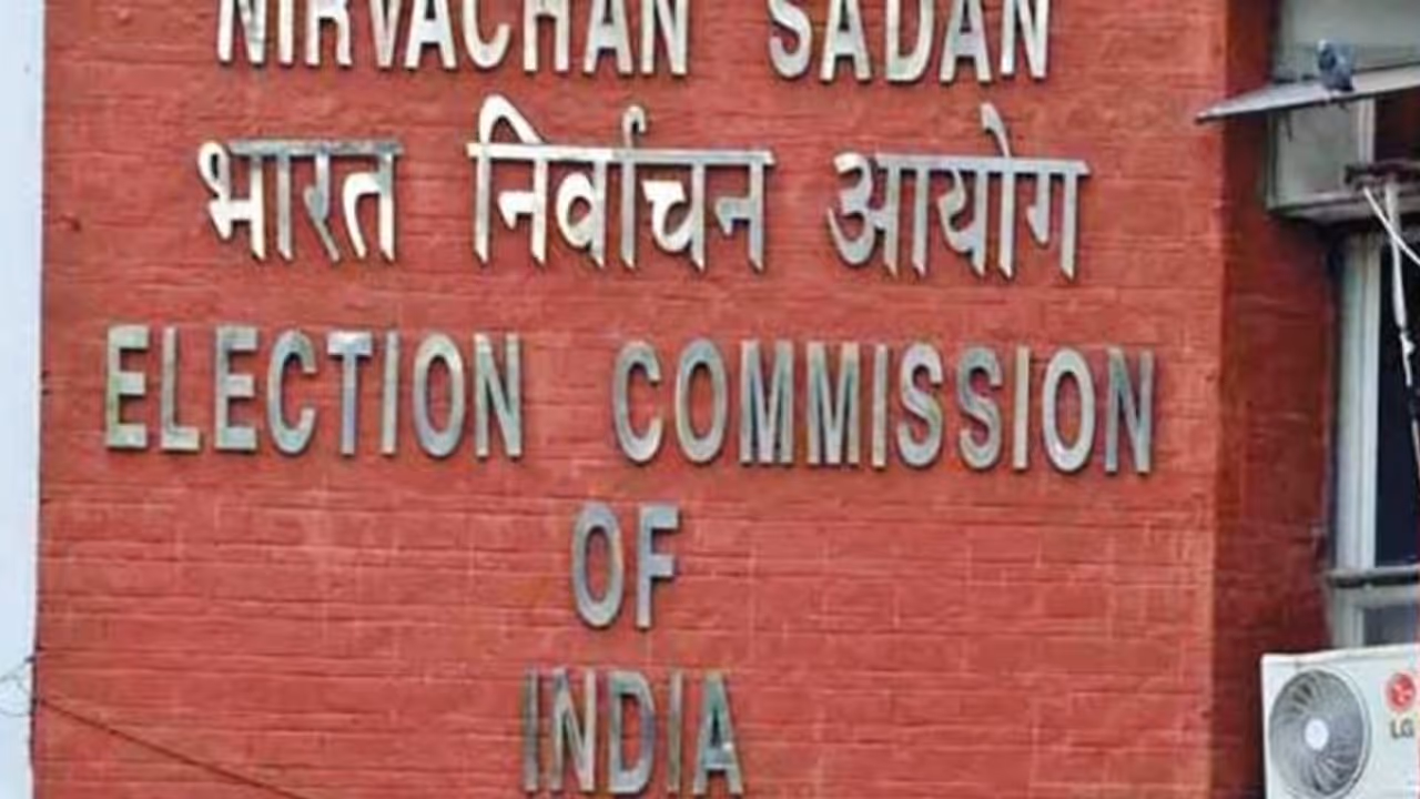 ఎన్నికల విధులకు వాలంటీర్లను దూరంగా ఉంచాలి ఈసీ ఎన్నికల విధులకు వాలంటీర్లను దూరంగా ఉంచాలి ఈసీ