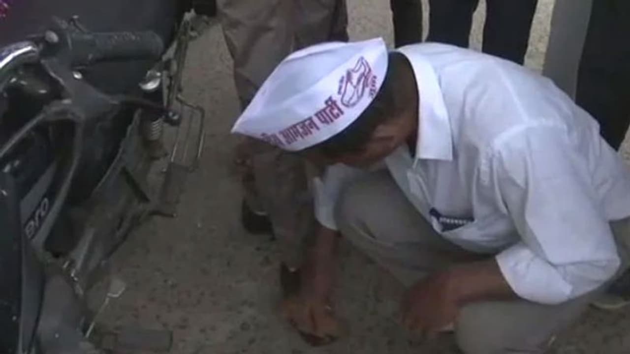 'ഒരു വോട്ട് തരൂ, പകരം ഷൂ പോളിഷ് ചെയ്തുതരാം...' 'ഒരു വോട്ട് തരൂ, പകരം ഷൂ പോളിഷ് ചെയ്തുതരാം...'