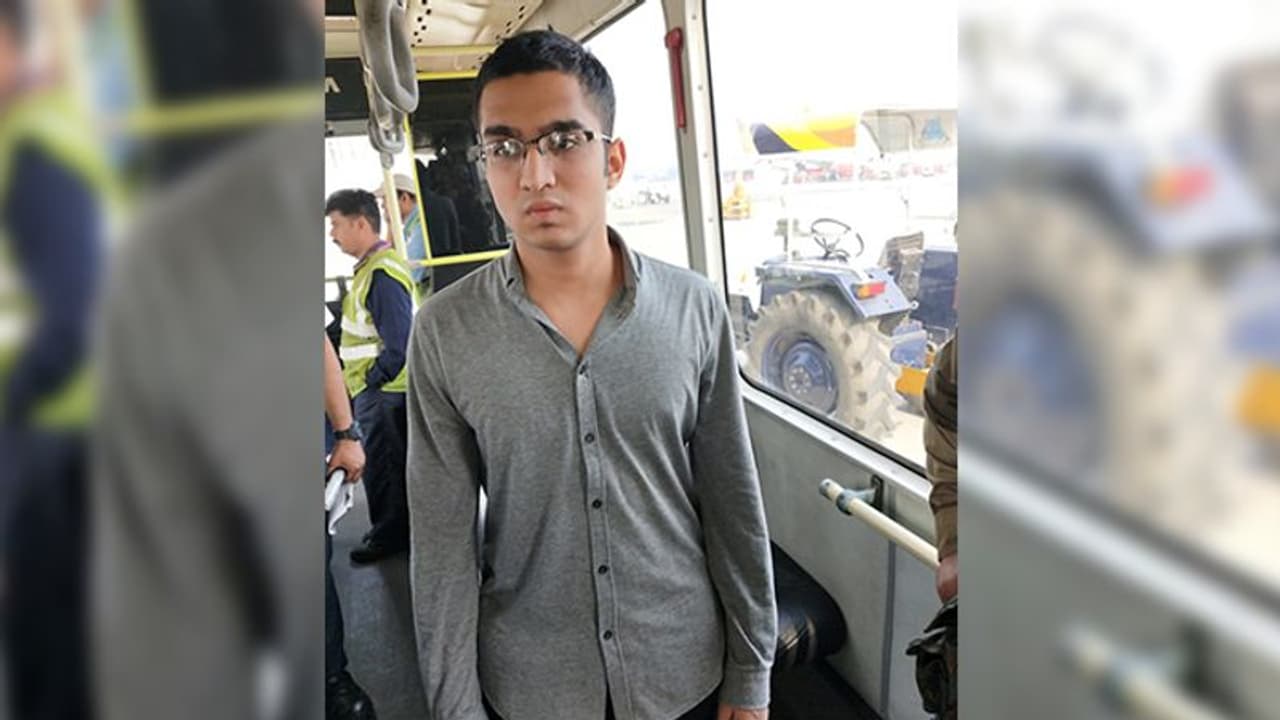 ‘बम’ के बारे में बात कर रहा था यात्री, विमान से उतारकर हिरासत में भेजा