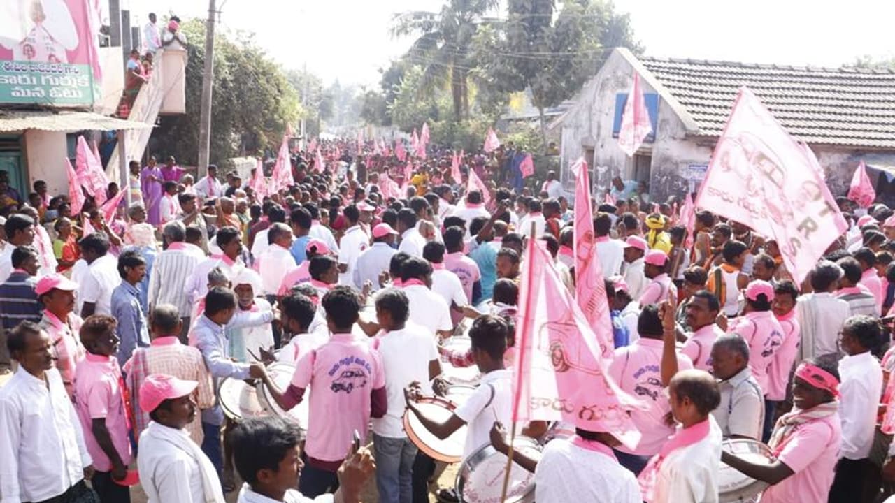 టీఆర్ఎస్ కి భారీ షాక్.. పార్టీకి 34మంది రాజీనామా టీఆర్ఎస్ కి భారీ షాక్.. పార్టీకి 34మంది రాజీనామా