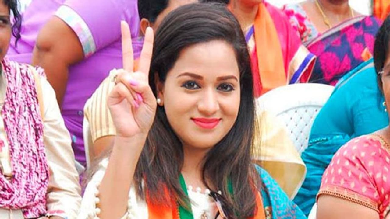 ఎమ్మెల్యేగా నెగ్గుతా.. నా సినిమాకి క్లాప్ కొట్టేది ఆయనే: హీరోయిన్ కామెంట్స్! ఎమ్మెల్యేగా నెగ్గుతా.. నా సినిమాకి క్లాప్ కొట్టేది ఆయనే: హీరోయిన్ కామెంట్స్!