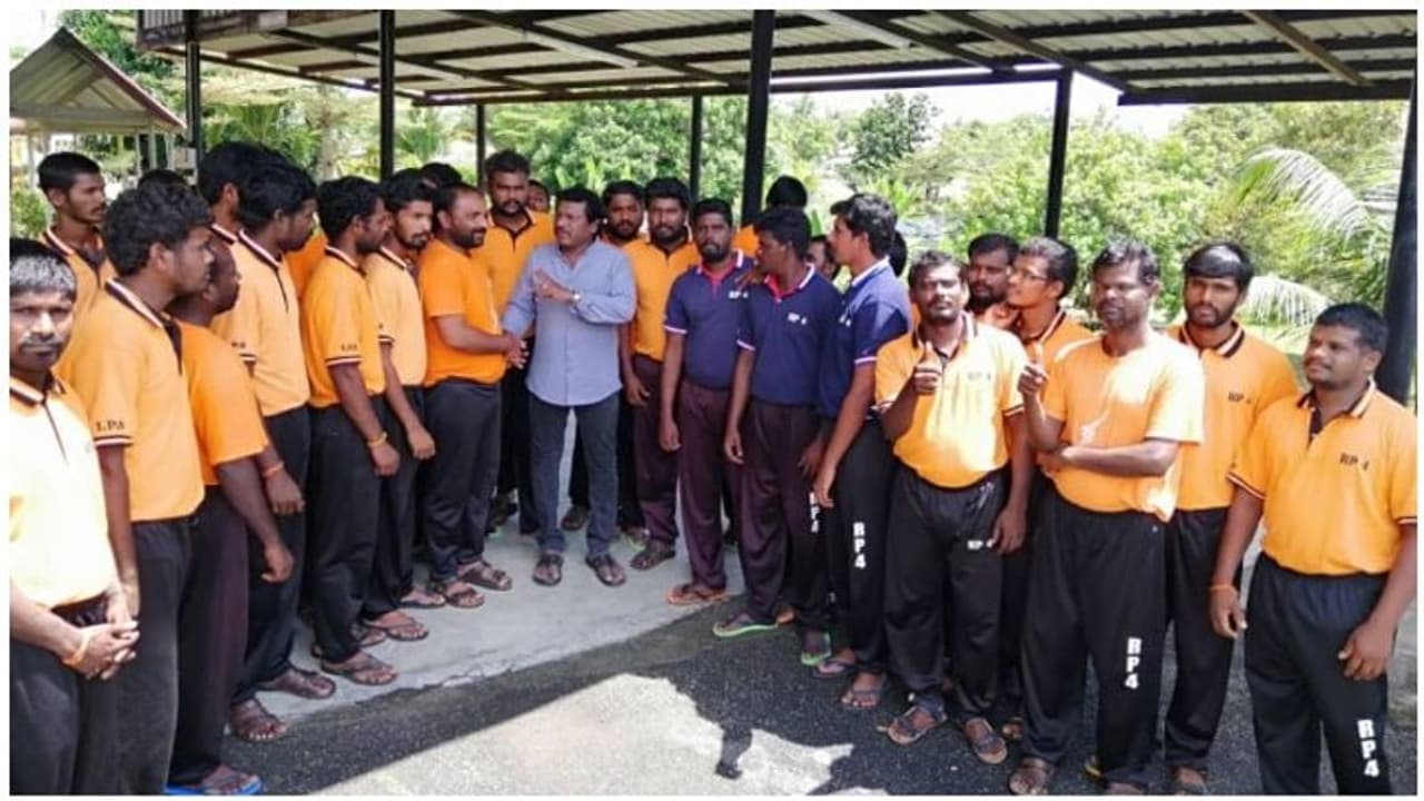 மலேசியாவில் சிக்கி தவித்த 49 தமிழர்களை மீட்டெடுத்த கருணாஸ் எம்.எல்.ஏ மலேசியாவில் சிக்கி தவித்த 49 தமிழர்களை மீட்டெடுத்த கருணாஸ் எம்.எல்.ஏ