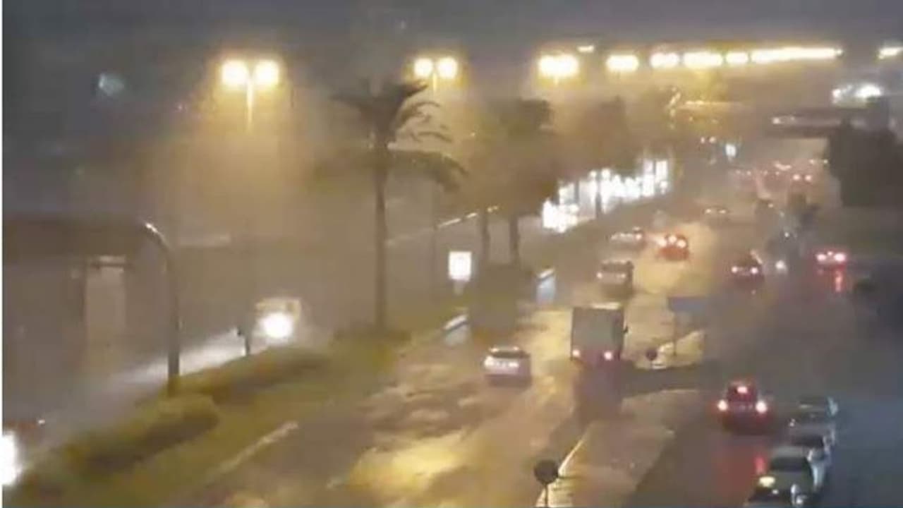 യുഎഇയില് പരക്കെ മഴ; മുന്നറിയിപ്പുമായി അധികൃതര് യുഎഇയില് പരക്കെ മഴ; മുന്നറിയിപ്പുമായി അധികൃതര്