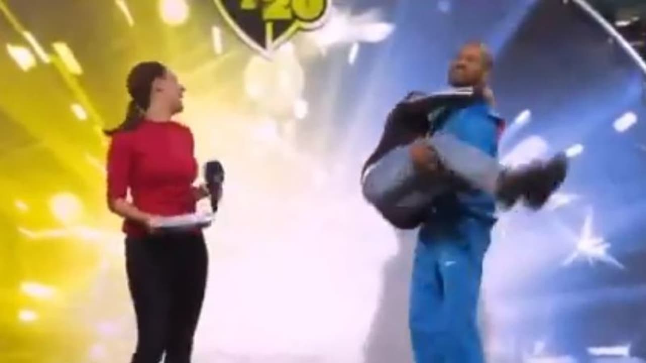 ಹೊಸ ಶೈಲಿಯಲ್ಲಿ ಪ್ರಶಸ್ತಿ ಸ್ವೀಕರಿಸಿದ ಧವನ್ ಅಭಿಮಾನಿಗಳಿಂದ ಮೆಚ್ಚುಗೆ! ಹೊಸ ಶೈಲಿಯಲ್ಲಿ ಪ್ರಶಸ್ತಿ ಸ್ವೀಕರಿಸಿದ ಧವನ್ ಅಭಿಮಾನಿಗಳಿಂದ ಮೆಚ್ಚುಗೆ!