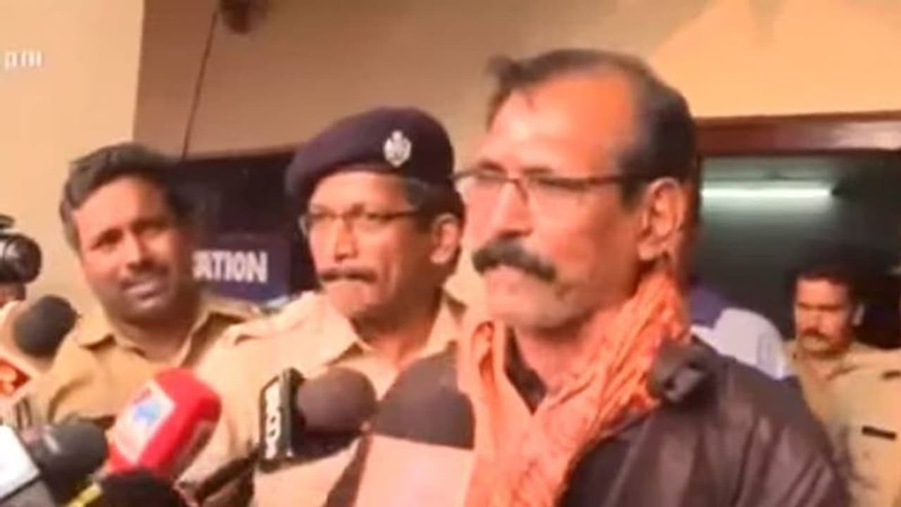 ബിജെപി നേതാവിനെ നിലയ്ക്കലിൽ നിന്ന് പൊലീസ് കസ്റ്റഡിയിലെടുത്തു ബിജെപി നേതാവിനെ നിലയ്ക്കലിൽ നിന്ന് പൊലീസ് കസ്റ്റഡിയിലെടുത്തു