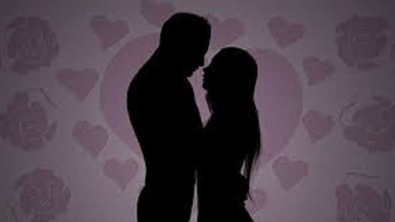 அரசு பள்ளியில் பூட்டிய அறையில் முனகல் சத்தம்... கணவரிடம் வசமாக சிக்கிய ஆசிரியை..! அரசு பள்ளியில் பூட்டிய அறையில் முனகல் சத்தம்... கணவரிடம் வசமாக சிக்கிய ஆசிரியை..!