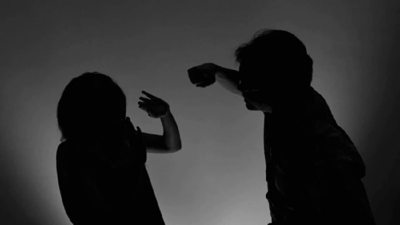 വിധവയെ വീട്ടില് നിന്ന് ഇറക്കി വിടാന് ശ്രമം: ഭര്തൃസഹോദരന്മാര് അറസ്റ്റില് വിധവയെ വീട്ടില് നിന്ന് ഇറക്കി വിടാന് ശ്രമം: ഭര്തൃസഹോദരന്മാര് അറസ്റ്റില്