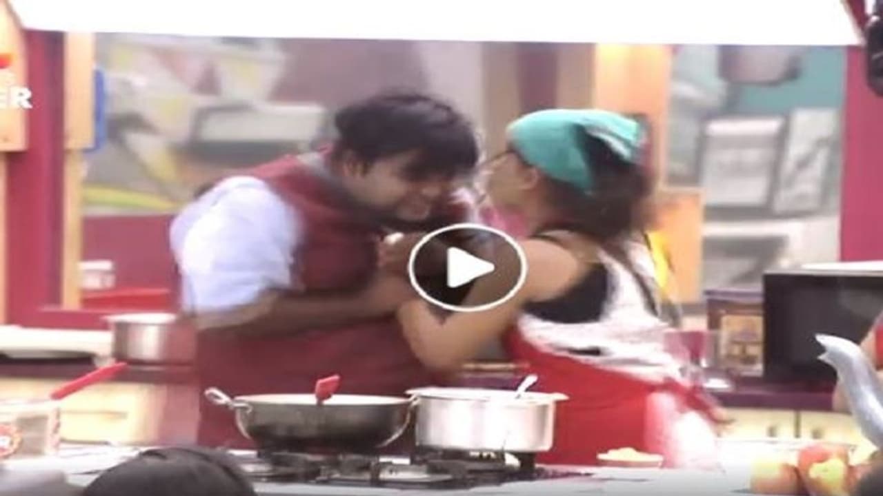 ಮನೆಯಲ್ಲಿ ಗಂಡ ಹೆಂಡತಿ, ಕವಿತಾಗೆ ಮಸಾಜ್ ಮಾಡಿದ ರೈತ! ಮನೆಯಲ್ಲಿ ಗಂಡ ಹೆಂಡತಿ, ಕವಿತಾಗೆ ಮಸಾಜ್ ಮಾಡಿದ ರೈತ!