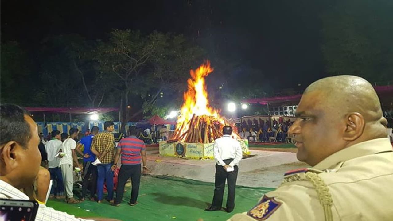 ಅಂಬಿಗಾಗಿ ಕೇಶಮುಂಡನ ಮಾಡಿಸಿಕೊಂಡ ಇನ್ಸ್ ಪೆಕ್ಟರ್ ಅಂಬಿಗಾಗಿ ಕೇಶಮುಂಡನ ಮಾಡಿಸಿಕೊಂಡ ಇನ್ಸ್ ಪೆಕ್ಟರ್