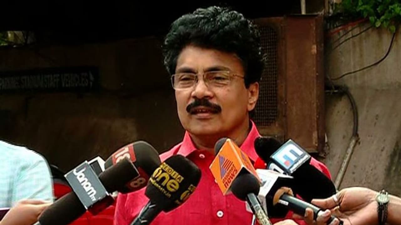 പി കെ ശശിക്ക് പാര്ട്ടി സ്ഥാനങ്ങള് നല്കരുതെന്ന് സീതാറാം യച്ചൂരി പി കെ ശശിക്ക് പാര്ട്ടി സ്ഥാനങ്ങള് നല്കരുതെന്ന് സീതാറാം യച്ചൂരി