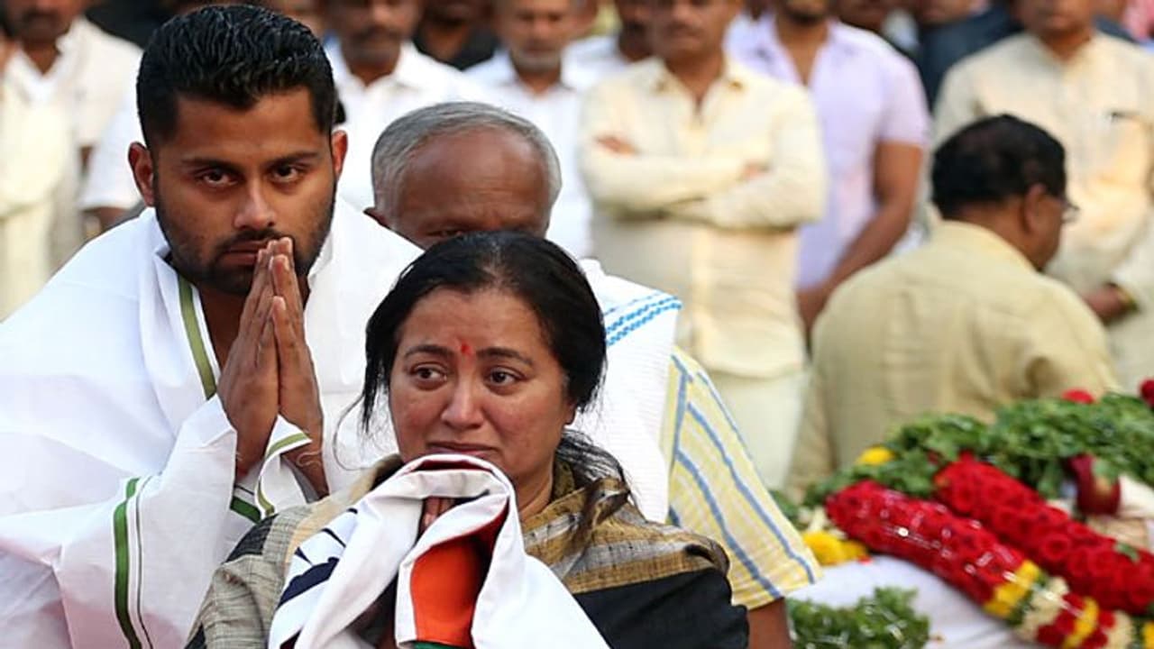 ಅಭಿಮಾನಕ್ಕೆ ಕೈಮುಗಿದರು ಸುಮಲತಾ, ಅಭಿಷೇಕ್ ಅಭಿಮಾನಕ್ಕೆ ಕೈಮುಗಿದರು ಸುಮಲತಾ, ಅಭಿಷೇಕ್