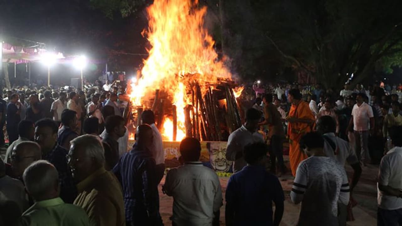 ಅಂಬಿ ಅಂತ್ಯಸಂಸ್ಕಾರ : ಸಾಮಾನ್ಯರಾದ ತಾರೆಯರು