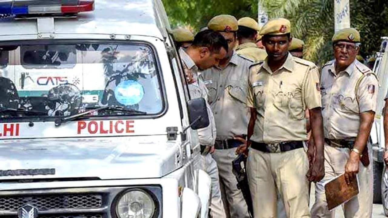 నా భర్త రాసలీలలు: ఓ టీచర్ భార్య ఫిర్యాదు నా భర్త రాసలీలలు: ఓ టీచర్ భార్య ఫిర్యాదు