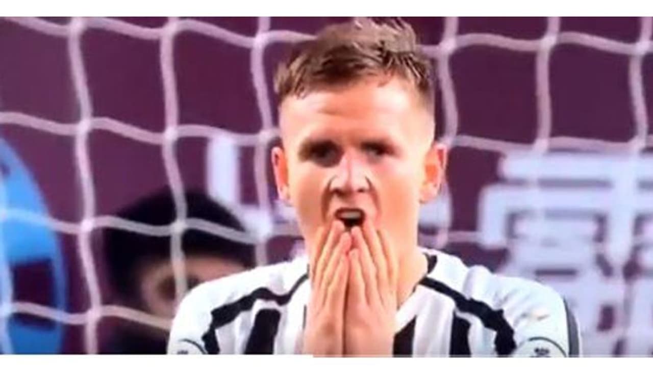 അയ്യേ, രണ്ട് വാര അകലെനിന്ന് ഓപ്പണ് ചാന്സ് പുറത്തേക്കടിച്ചു; നാണംകെട്ട് സൂപ്പര്താരം വീഡിയോ അയ്യേ, രണ്ട് വാര അകലെനിന്ന് ഓപ്പണ് ചാന്സ് പുറത്തേക്കടിച്ചു; നാണംകെട്ട് സൂപ്പര്താരം വീഡിയോ