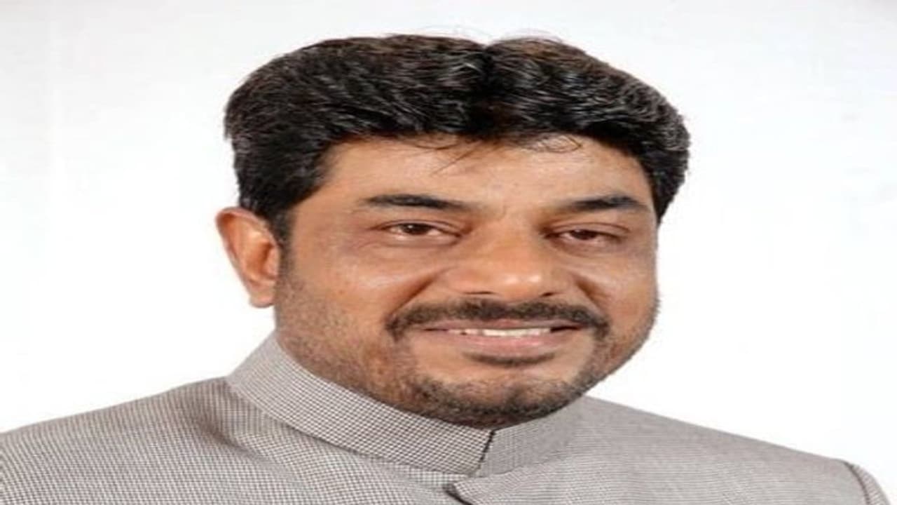 ప్రచారం మధ్యలో ఆపి.. ఏడుస్తూ వెళ్లిపోయిన మజ్లిస్ నేత ప్రచారం మధ్యలో ఆపి.. ఏడుస్తూ వెళ్లిపోయిన మజ్లిస్ నేత