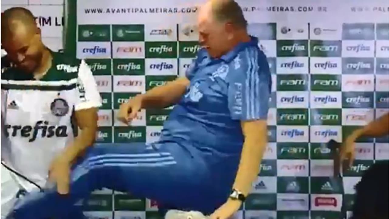 വാര്ത്താസമ്മേളനത്തിനിടെ പാല്മിറാസ് താരങ്ങളെ അടിച്ചും തൊഴിച്ചും സ്കൊളാരി വീഡിയോ വാര്ത്താസമ്മേളനത്തിനിടെ പാല്മിറാസ് താരങ്ങളെ അടിച്ചും തൊഴിച്ചും സ്കൊളാരി വീഡിയോ