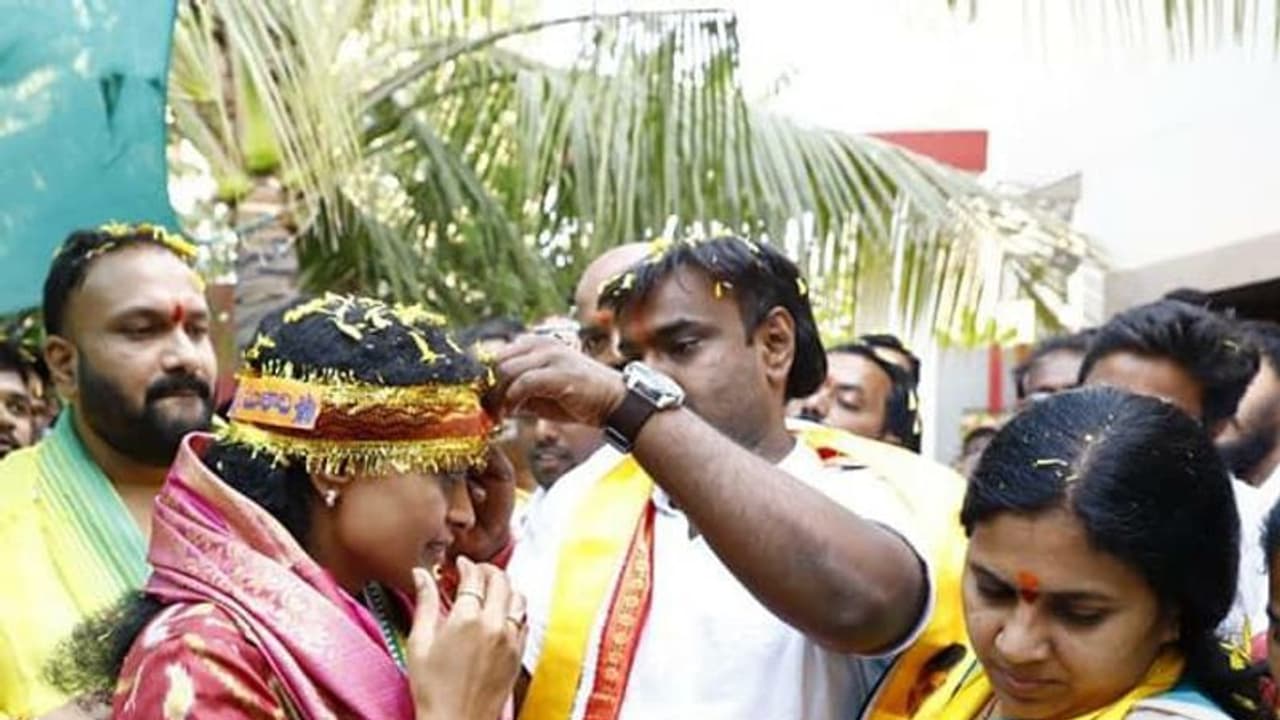 జోరుగా బెట్టింగ్: సుహాసిని కూకట్ పల్లి సీటు హాట్ కేక్ జోరుగా బెట్టింగ్: సుహాసిని కూకట్ పల్లి సీటు హాట్ కేక్