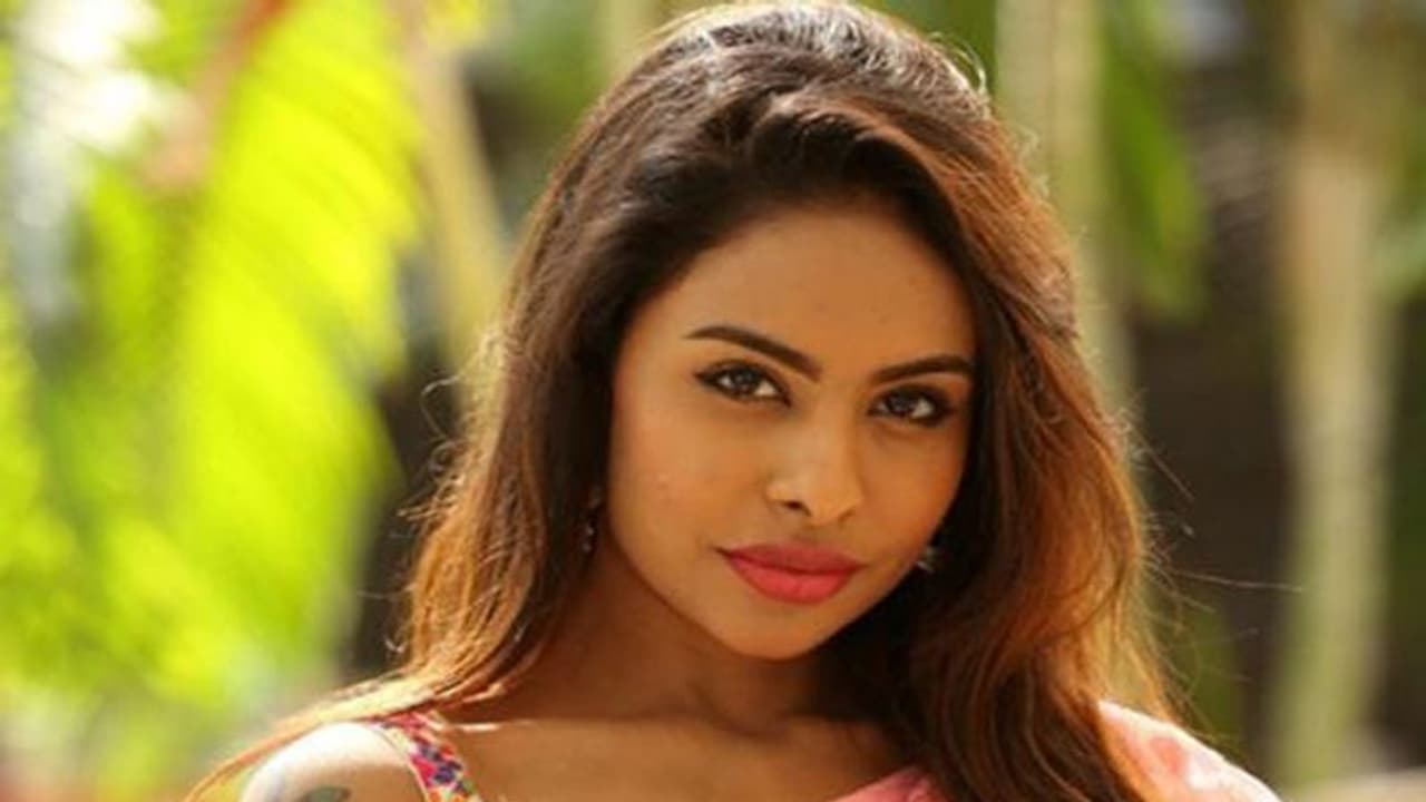 பாத்ரூமில் இருந்த படி கட்டுக்கடங்காத கவர்ச்சியின் ஸ்ரீரெட்டியின் செல்பி..! டொனால்ட் டிரம்பும் இவங்க ரசிகராம்..!