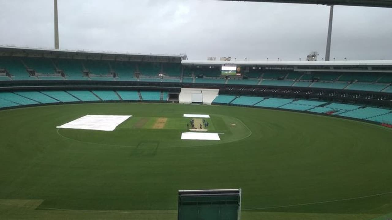 INDvWI 2ನೇ ಏಕದಿನ: ಕೊಹ್ಲಿ ಸೆಂಚುರಿ ಬೆನ್ನಲ್ಲೇ ಪಂದ್ಯಕ್ಕೆ ಮಳೆ ಅಡ್ಡಿ! INDvWI 2ನೇ ಏಕದಿನ: ಕೊಹ್ಲಿ ಸೆಂಚುರಿ ಬೆನ್ನಲ್ಲೇ ಪಂದ್ಯಕ್ಕೆ ಮಳೆ ಅಡ್ಡಿ!