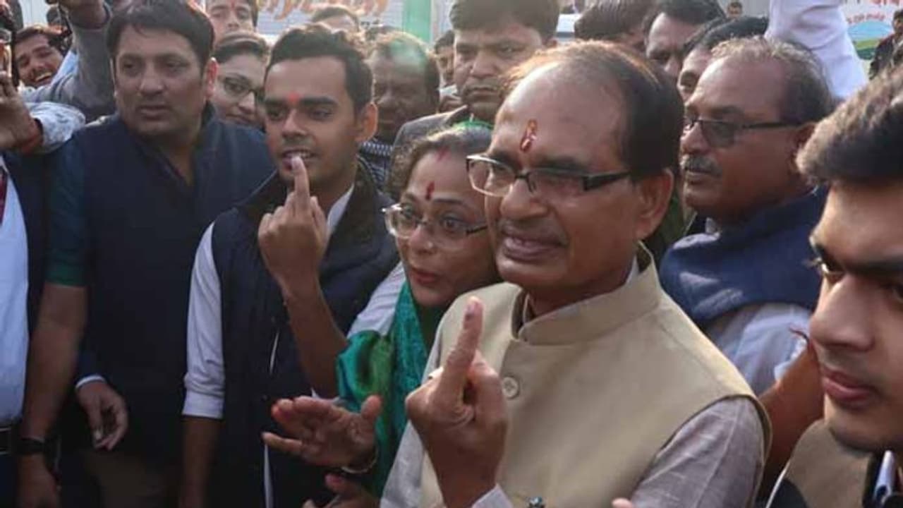 మధ్యప్రదేశ్ ఎన్నికలు: ఓటేసిన శివరాజ్సింగ్ చౌహాన్ మధ్యప్రదేశ్ ఎన్నికలు: ఓటేసిన శివరాజ్సింగ్ చౌహాన్