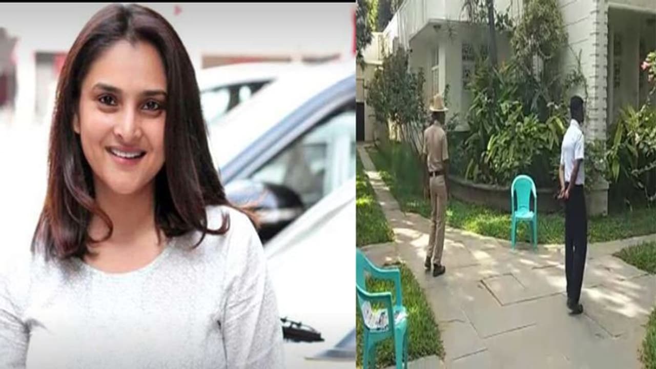 ಅಂಬಿ ಅಭಿಮಾನಿಗಳ ಆಕ್ರೋಶ; ರಮ್ಯಾ ಮನೆಗೆ ಪೊಲೀಸ್ ರಕ್ಷಣೆ ಅಂಬಿ ಅಭಿಮಾನಿಗಳ ಆಕ್ರೋಶ; ರಮ್ಯಾ ಮನೆಗೆ ಪೊಲೀಸ್ ರಕ್ಷಣೆ