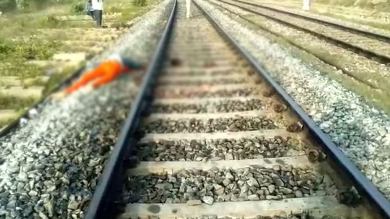 శంషాబాద్ లో విషాదం...రైలుకింద పడి ప్రేమజంట ఆత్మహత్య శంషాబాద్ లో విషాదం...రైలుకింద పడి ప్రేమజంట ఆత్మహత్య