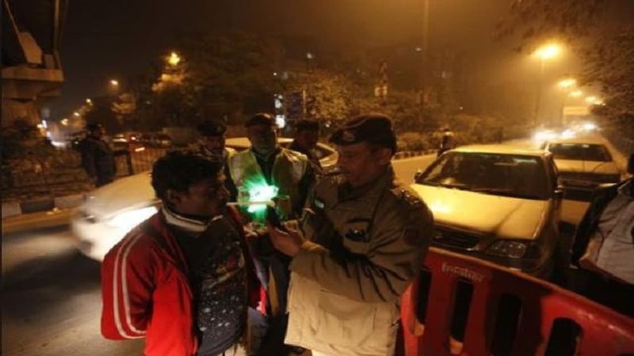 ಊದಯ್ಯ ಅಂದ್ರೆ ಆಲ್ಕೋಮೀಟರ್ ಹೊತ್ತೊಯ್ದ ಕುಡುಕಯ್ಯ! ಊದಯ್ಯ ಅಂದ್ರೆ ಆಲ್ಕೋಮೀಟರ್ ಹೊತ್ತೊಯ್ದ ಕುಡುಕಯ್ಯ!