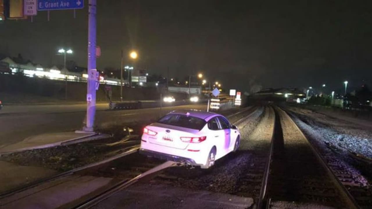 റെയില്വേ ട്രാക്കിലൂടെ കാറോടിച്ച് സ്ത്രീ; കാരണം കേട്ടപ്പോള് സോഷ്യല് മീഡിയയില് 'ട്രോള്' മഴ റെയില്വേ ട്രാക്കിലൂടെ കാറോടിച്ച് സ്ത്രീ; കാരണം കേട്ടപ്പോള് സോഷ്യല് മീഡിയയില് 'ട്രോള്' മഴ