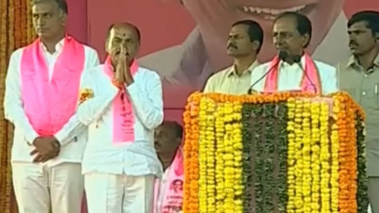 నేను గట్టోన్ననే దేశ రాజకీయాల్లోకి రానియ్యడం లేదు: కేసీఆర్ నేను గట్టోన్ననే దేశ రాజకీయాల్లోకి రానియ్యడం లేదు: కేసీఆర్