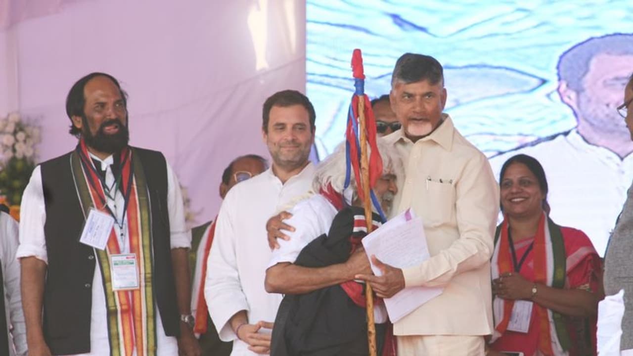 రాహుల్ గాంధీతో దోస్తీకి గండి: ఢిల్లీలో చంద్రబాబు హవాకు బ్రేక్? రాహుల్ గాంధీతో దోస్తీకి గండి: ఢిల్లీలో చంద్రబాబు హవాకు బ్రేక్?