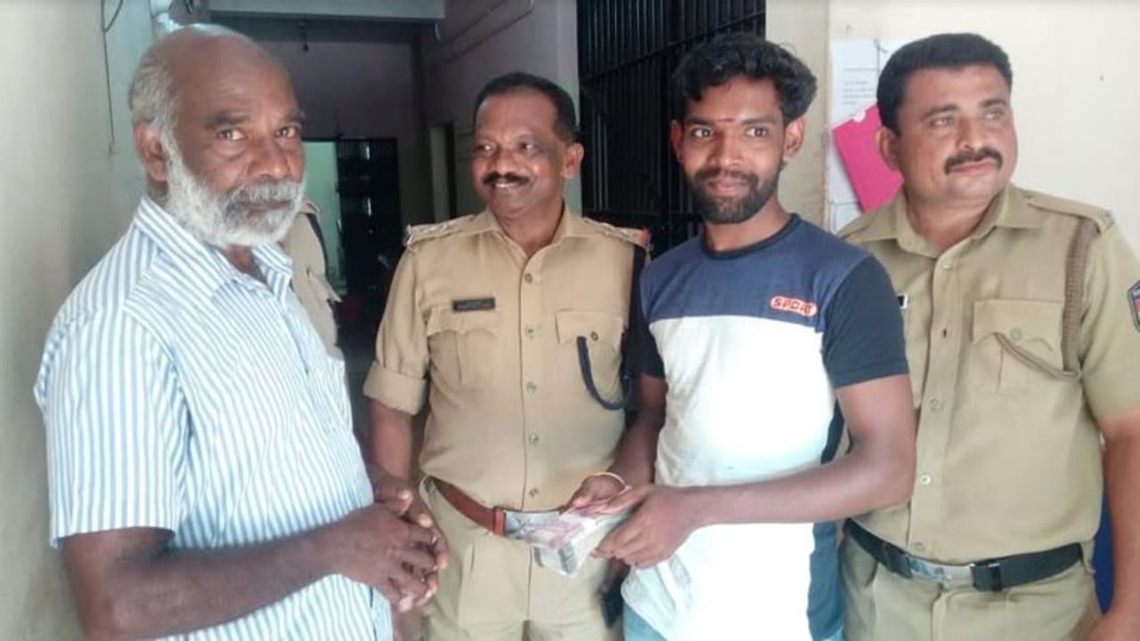 ആശാന്റെ നഷ്ടപ്പെട്ട പണം തിരിച്ചു നൽകി വിഷ്ണു താരമായി ആശാന്റെ നഷ്ടപ്പെട്ട പണം തിരിച്ചു നൽകി വിഷ്ണു താരമായി