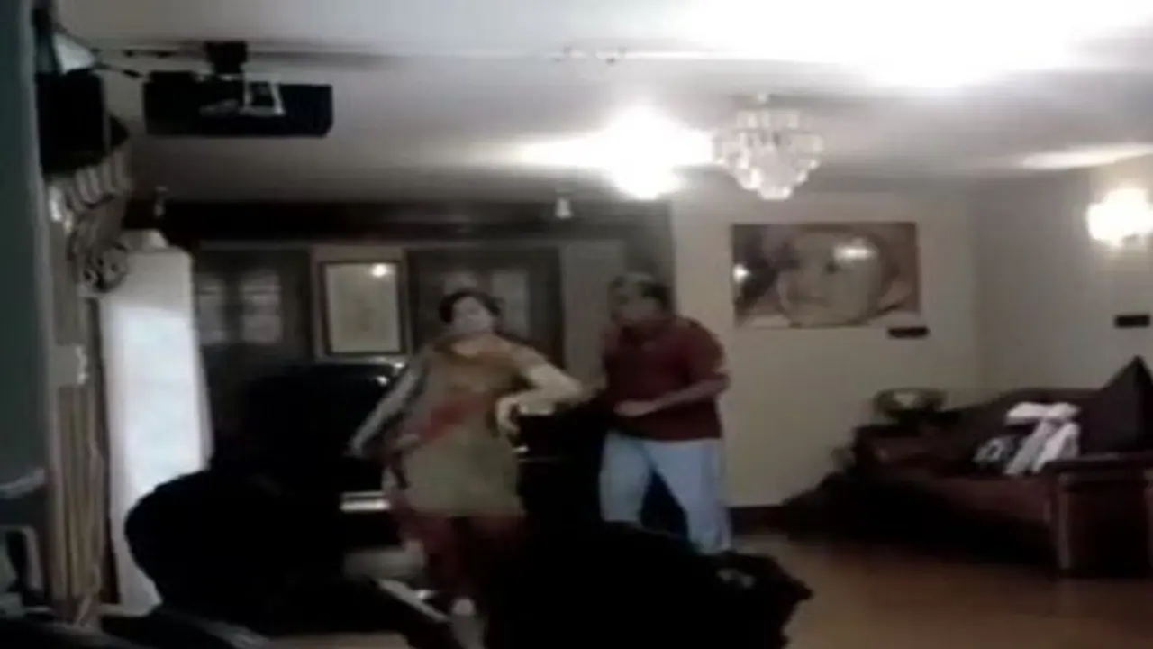 ಪತ್ನಿಯೊಂದಿಗೆ ಅಂಬಿ ಡ್ಯಾನ್ಸ್..ವಿಡಿಯೋ ವೈರಲ್ ಪತ್ನಿಯೊಂದಿಗೆ ಅಂಬಿ ಡ್ಯಾನ್ಸ್..ವಿಡಿಯೋ ವೈರಲ್