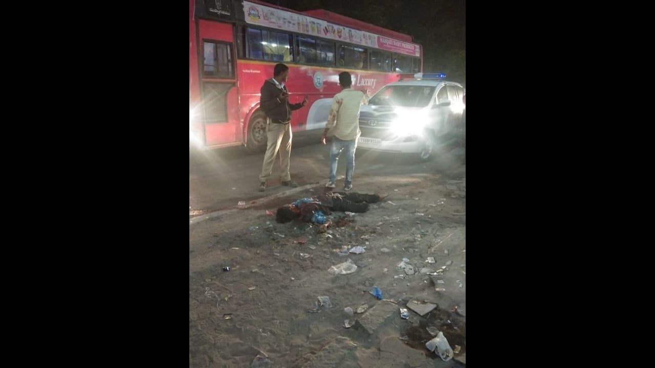హైదరాబాదులో దారుణం: నడిరోడ్డుపై వ్యక్తి నరికివేత (వీడియో) హైదరాబాదులో దారుణం: నడిరోడ్డుపై వ్యక్తి నరికివేత (వీడియో)