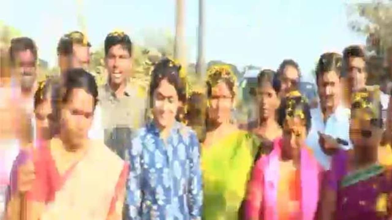 ఈటలకు మళ్లీ అవకాశం ఇవ్వండి.. భార్య, కోడలు ప్రచారం (వీడియో) ఈటలకు మళ్లీ అవకాశం ఇవ్వండి.. భార్య, కోడలు ప్రచారం (వీడియో)